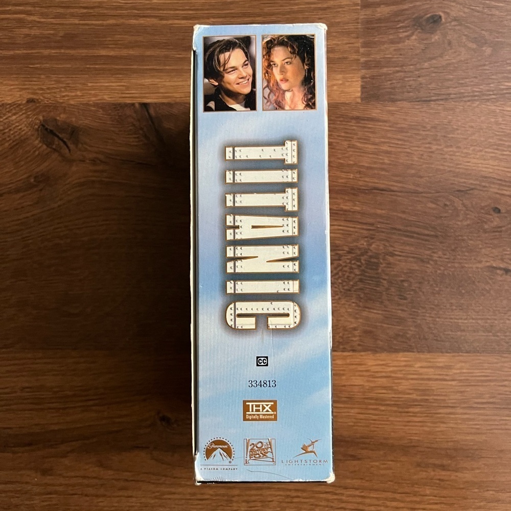 🎬 Titanic (1997) VHS 2-Tape Collector’s Set 💞 - Picture 2 of 10